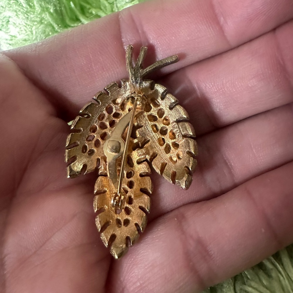 Vintage JJ Gold Tone RhinestoneLeaf Pendant - Picture 3 of 4